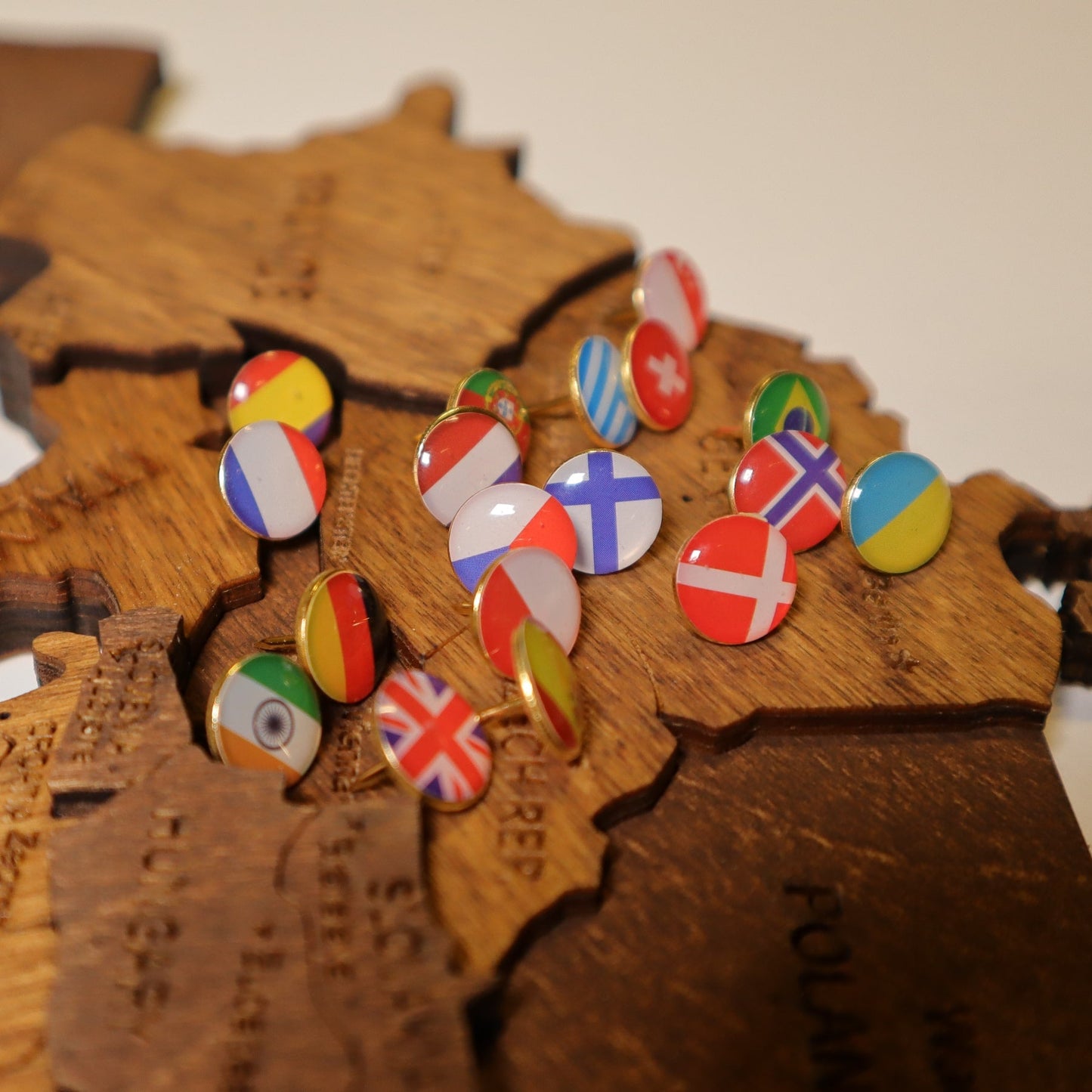 Köp en unik världskarta i trä med flagg-pins för att markera dina resmål! Trä-världskarta med pins av länder som Storbritannien, Sverige, Tyskland. Väggdekoration för reseälskare